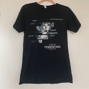 Reputation Stadium Tour Taylor Swift black concert merch tshirt —size small